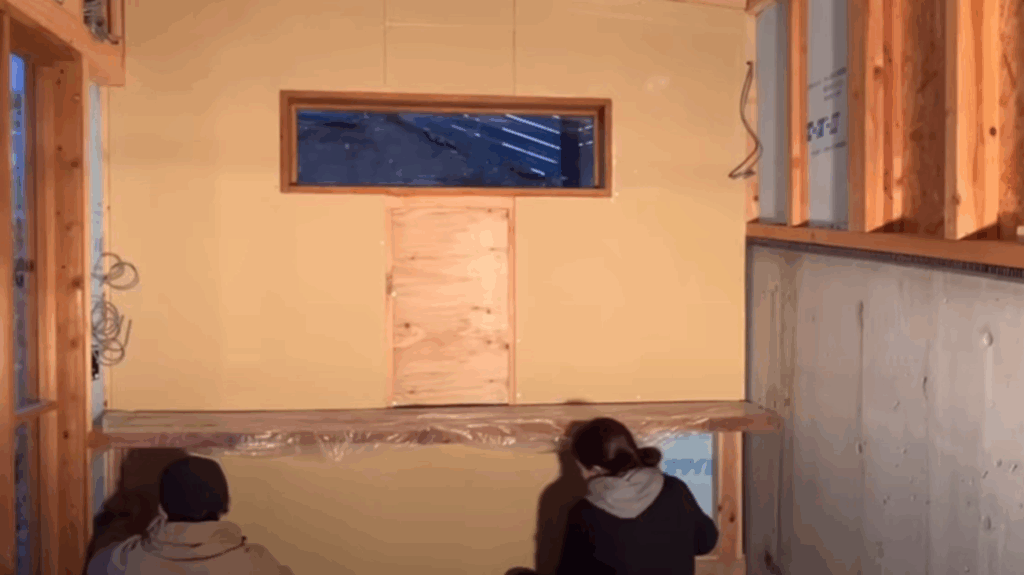 壁の一部を漆喰塗り（＠machikane_baseさんより提供）