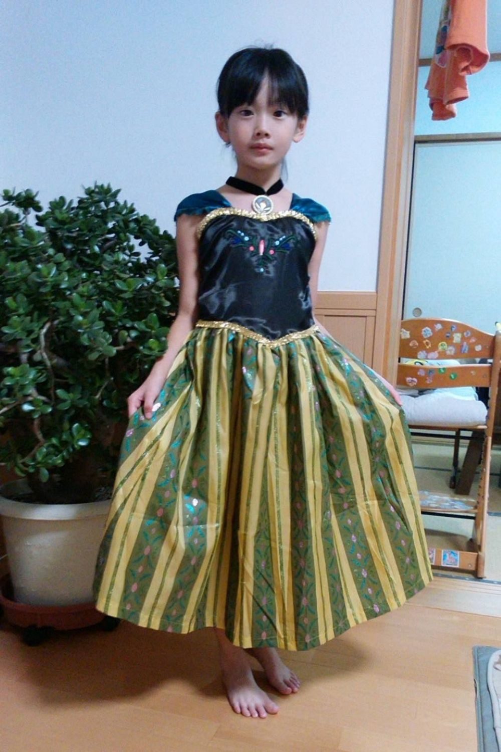 プリンセスのドレスを着た女の子　→11年後の姿に「夢が叶う場所ですね」「こんな綺麗なお姉さんに！」「小2の頃のあなたもきっと凄く喜んでます」