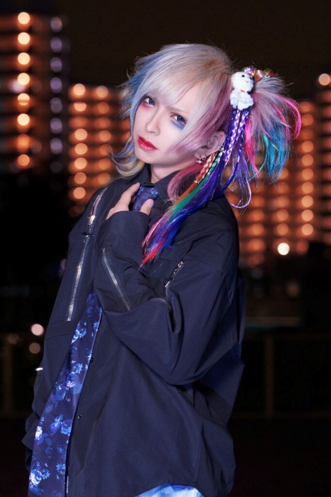 バンドマンとして活躍中の魅影さん（@K_N_mikageさんより提供）