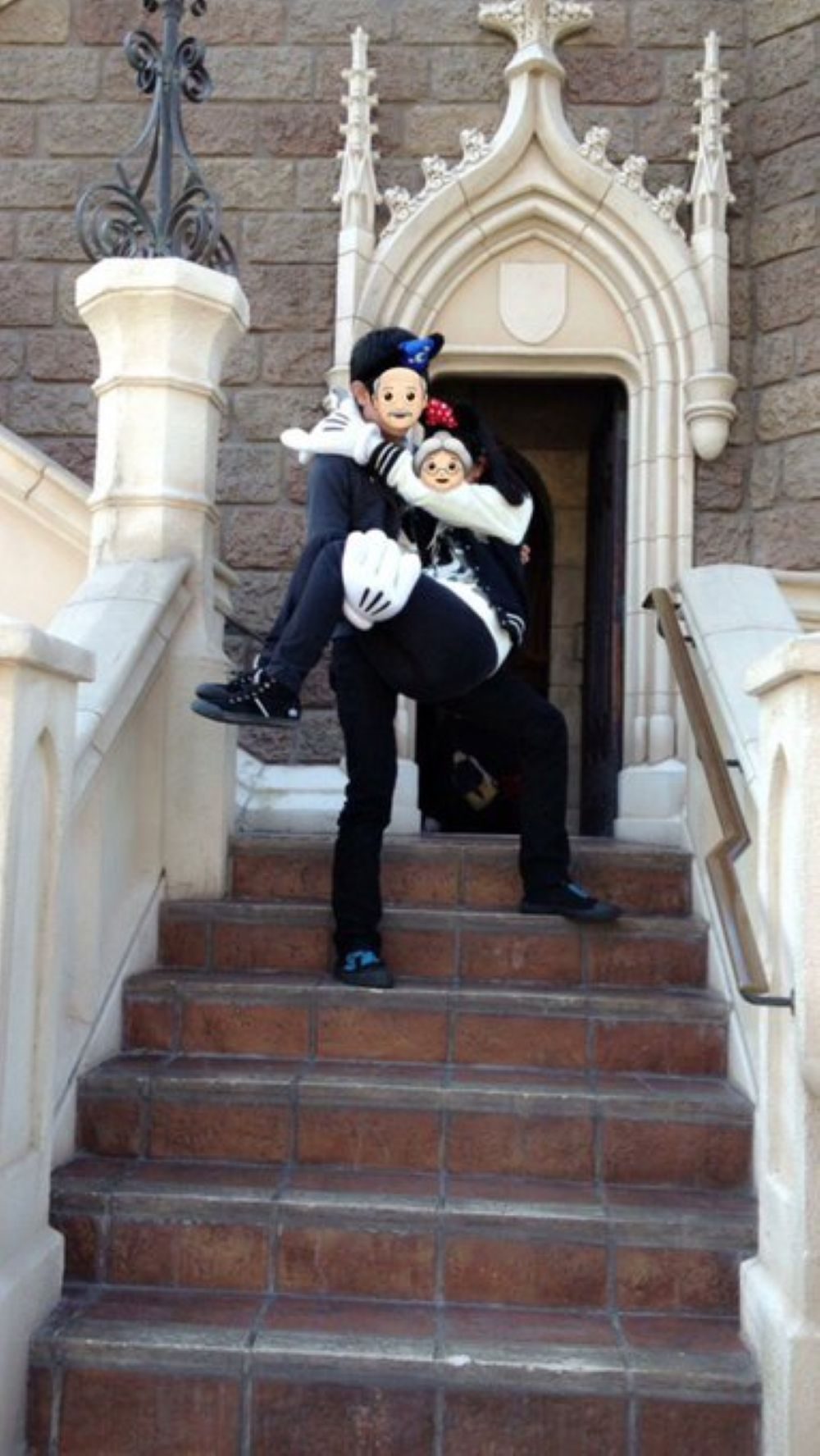 テーマパークで記念写真を撮るカップル。10年後の姿に…「素敵です」「美男美女の予感」「えももも」