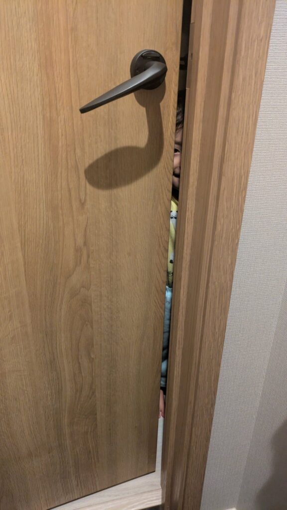 トイレを覗く息子さん（＠CoLouR_prmtv_iaさんより提供）