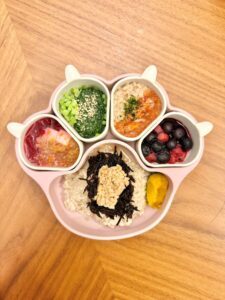 ママが作った生後11ヶ月娘のご飯。　しかし、ママが”自分で食べるご飯”を見てみると…「わかるーー」「愛が溢れてる」