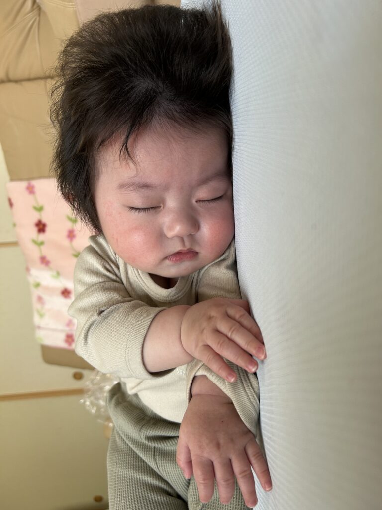 眠っている息子さん（＠eichanman08さんより提供）