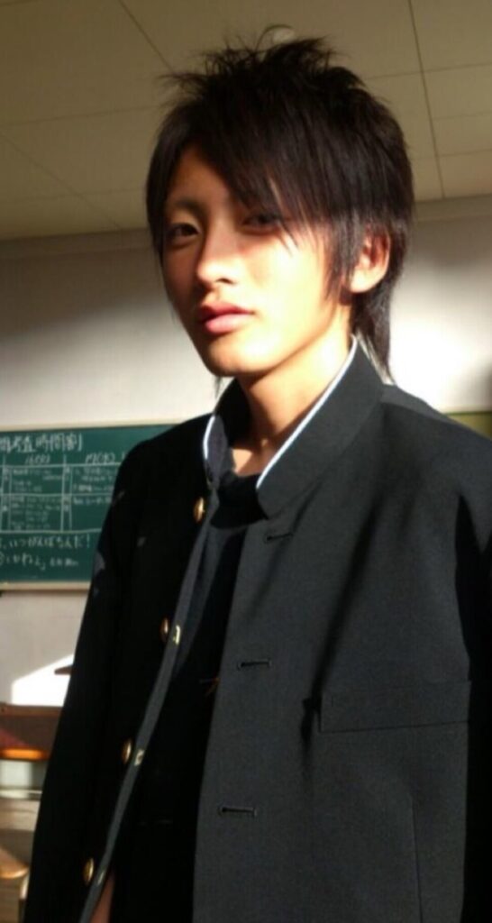 黒髪で学生服を着ていた頃（@mox2maruさんより提供頃