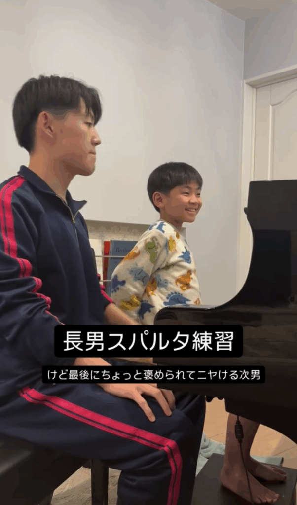 褒められてうれしそうな次男さん（@miii_kaaa.homeさんより提供）