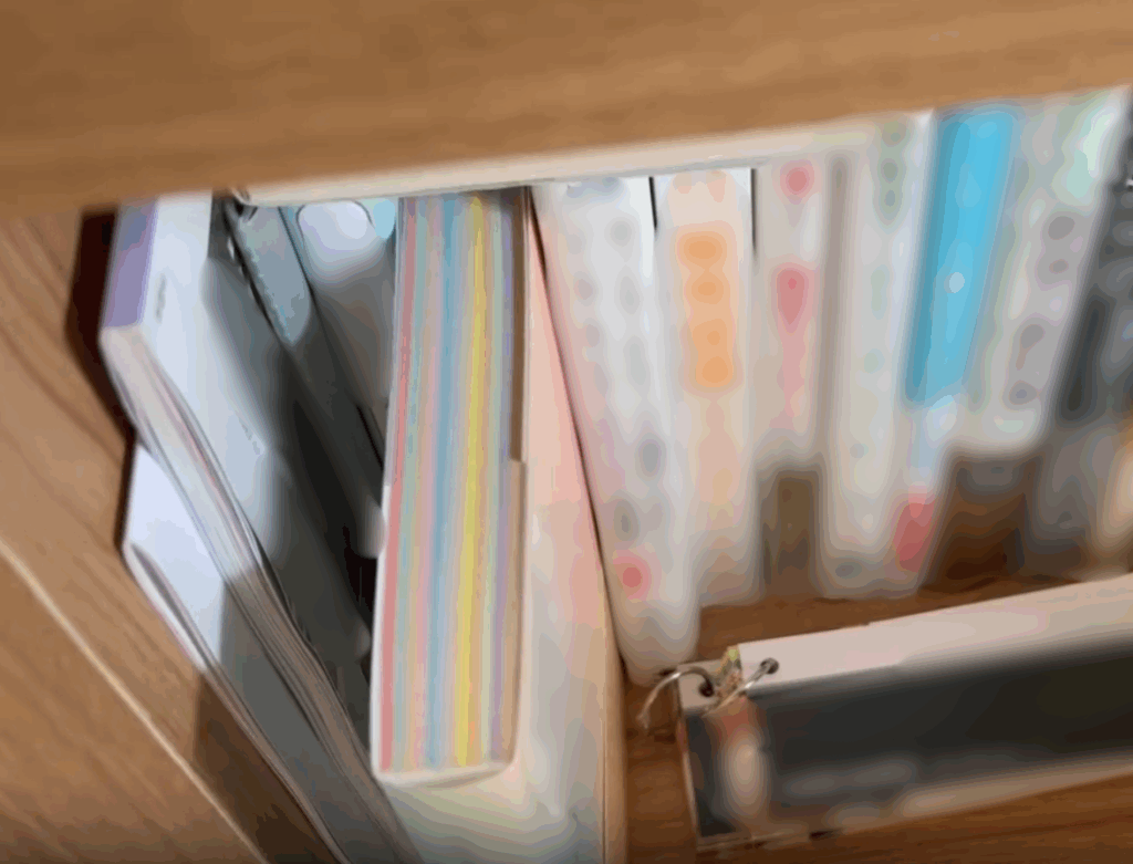 勝手に本が動いている？（＠oh_okayuさんより提供）