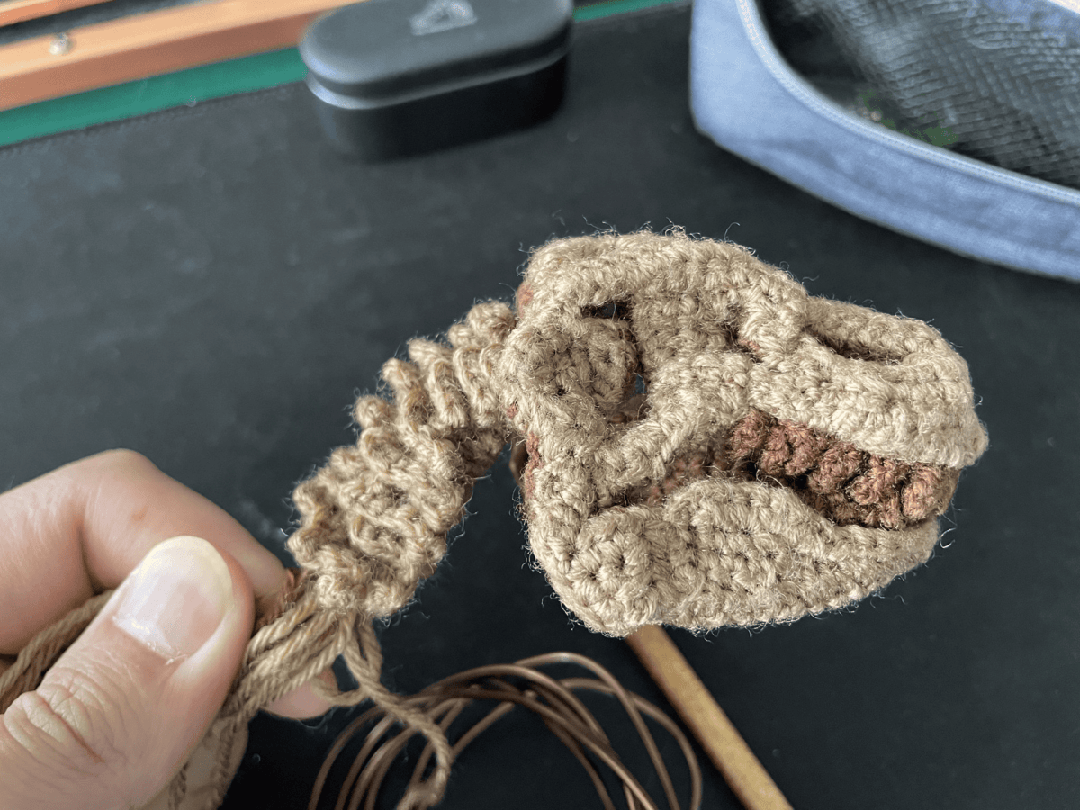 「ずっと作りたかった」毛糸で編まれた作品　予想外すぎる完成品に「細部まで凄すぎる」「これ編んでるとは」「カッコよすぎます」