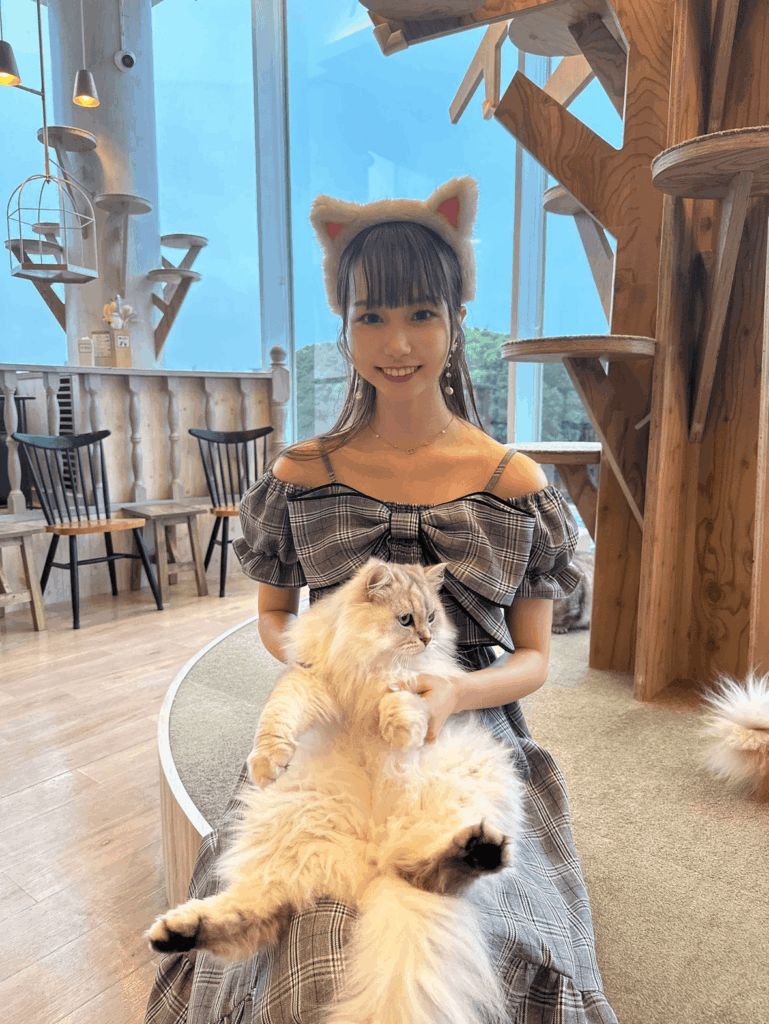 猫とへちさん（＠hechi_3dayoさんより提供）