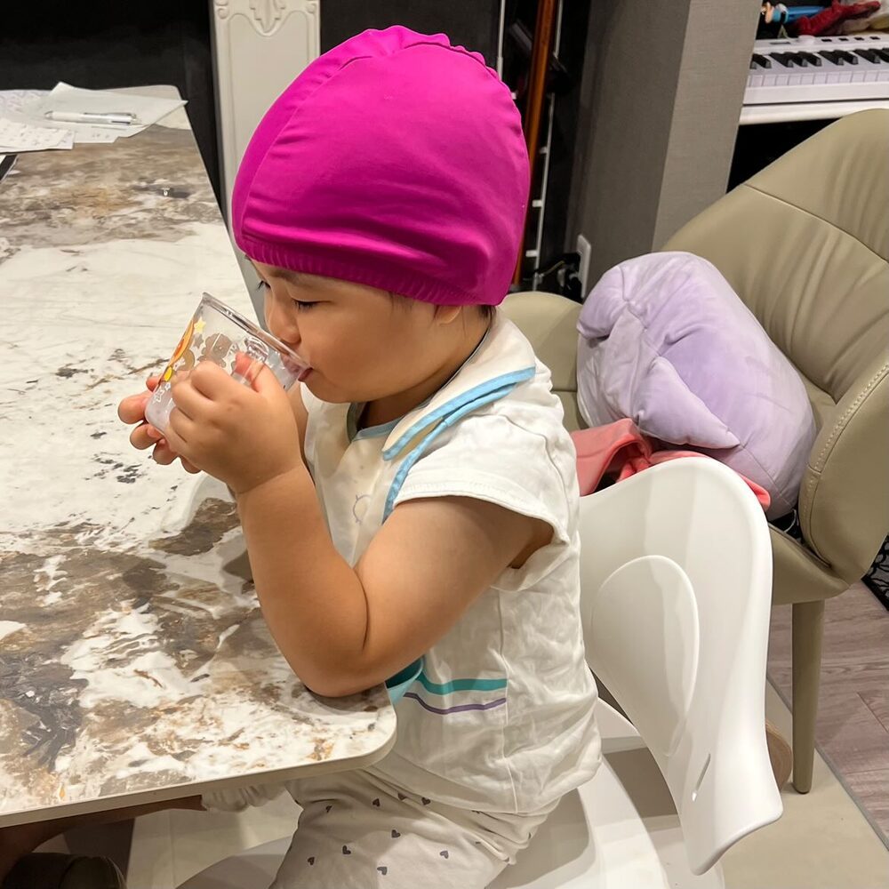 ご飯中も水泳帽をかぶっている妹さん
（＠rei_miy_pomeさんより提供）