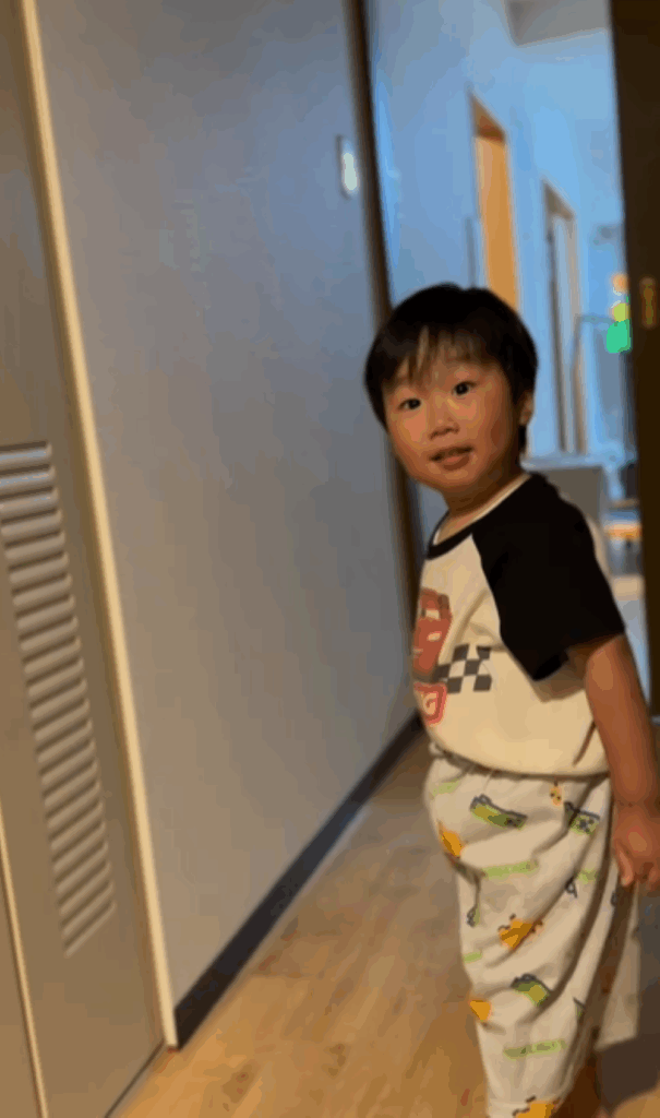 お出迎えする息子さん①（＠v_ificaさんより提供）