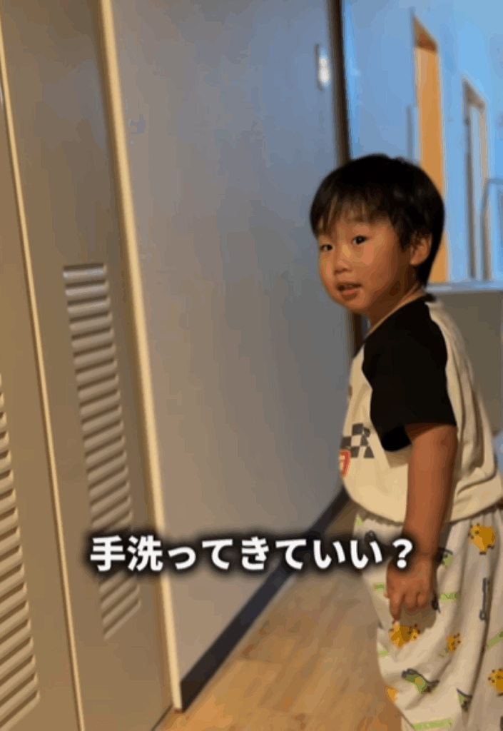 お出迎えする息子さん⑤（＠v_ificaさんより提供）