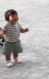 公園ではしゃぐ1歳の男の子。しかし、視線の先をよく見ると…「つられて笑ってしまいました」「着信音にしたい」