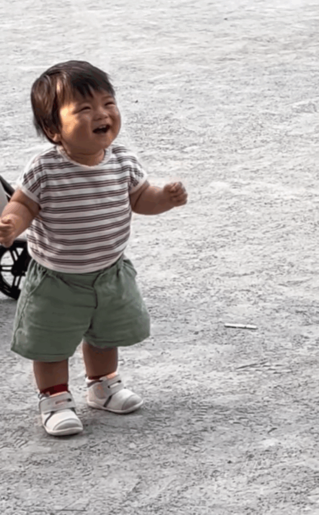 爆笑する息子さん（＠ashitamomanmaruさんより提供）