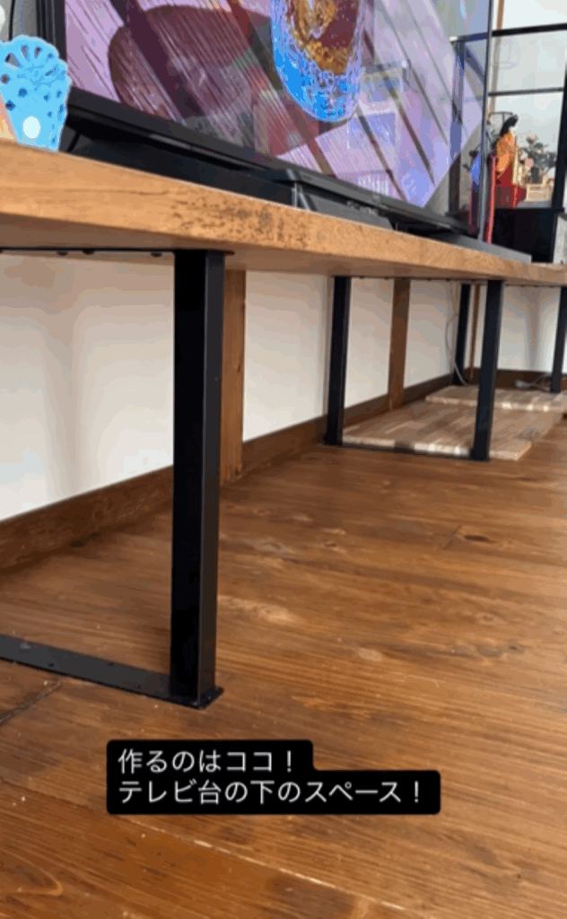 テレビ台の下（＠only_6_weddingさんより提供）