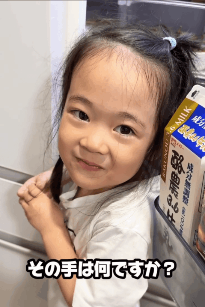 その手にあるものはもしや？（@rea.rei_catsさんより提供）