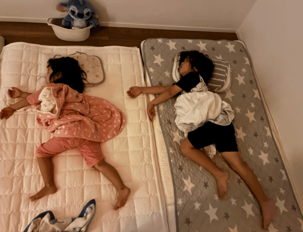 シンクロした寝相（@cry.manaさんより提供）