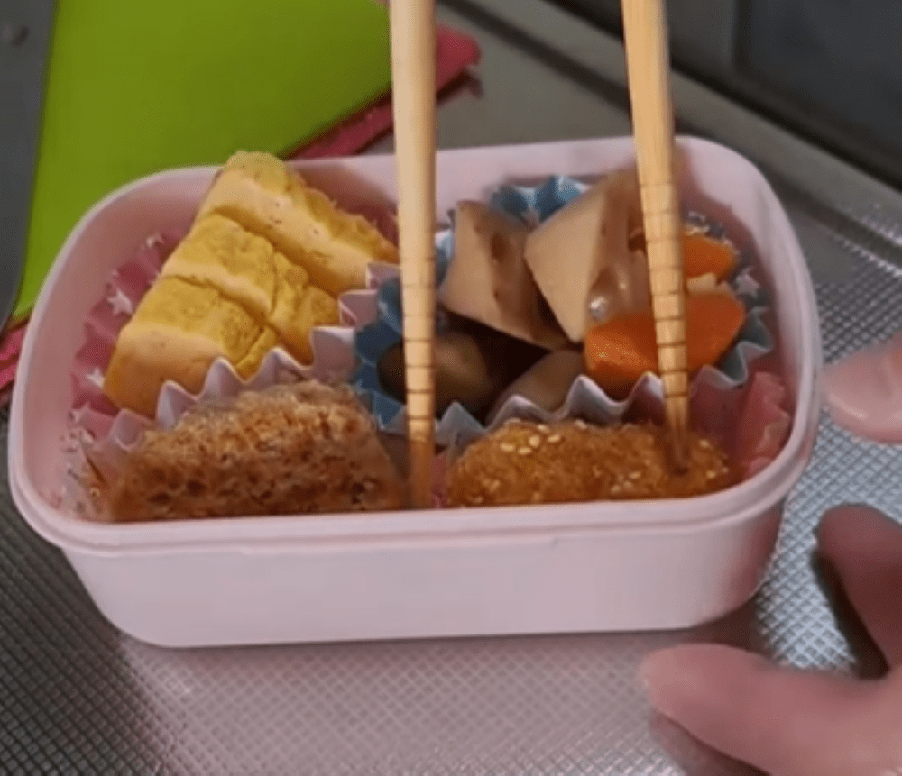 盛り付け中①（＠ikki.hikariさんより提供）