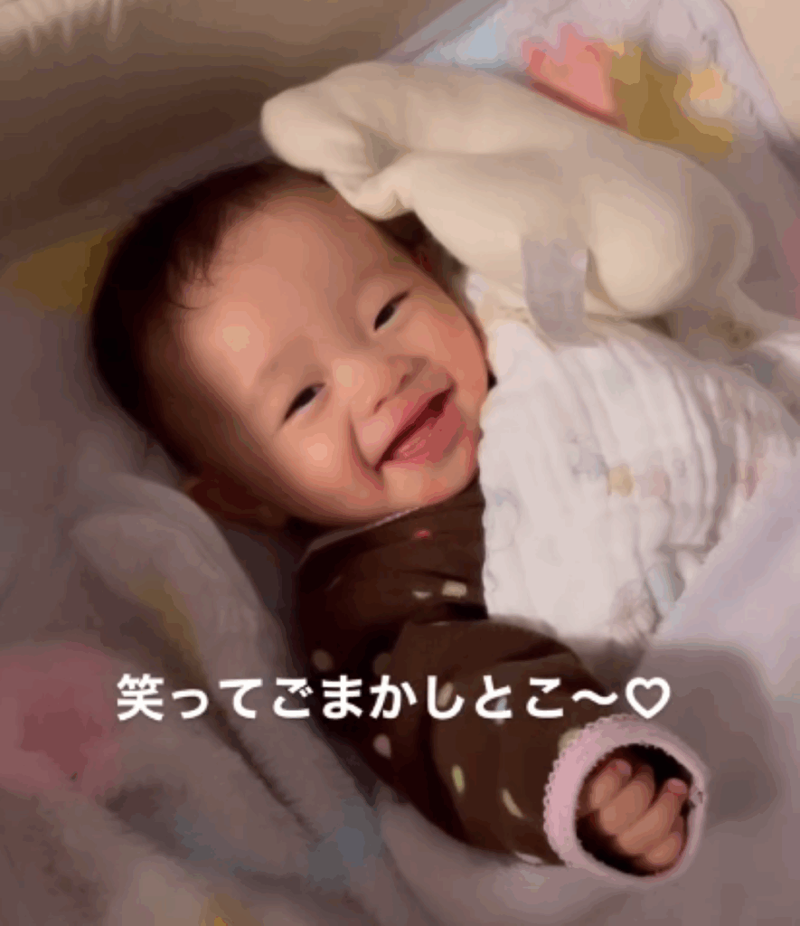 ママに気付いて笑うういなちゃん（＠uichan_gramさんより提供）