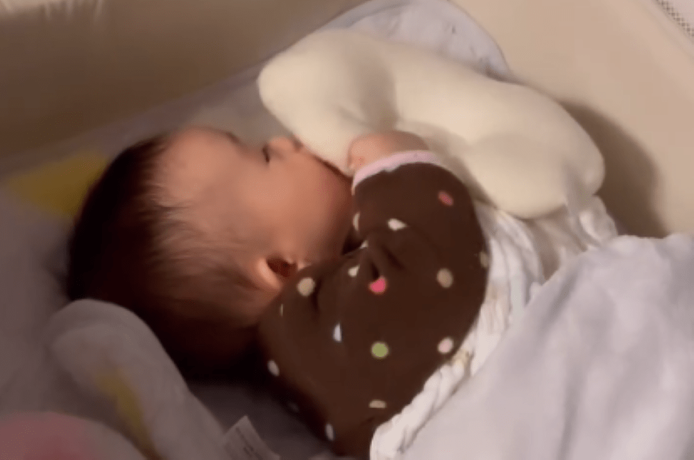 生後6ヶ月の赤ちゃんの行動に反響！「天使すぎる」