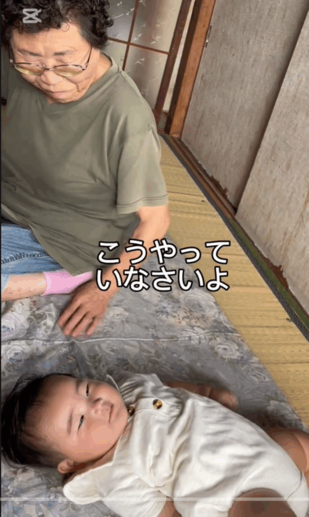 寝返りを阻止するひいおばあちゃん③（＠kurimusi0502さんより提供）