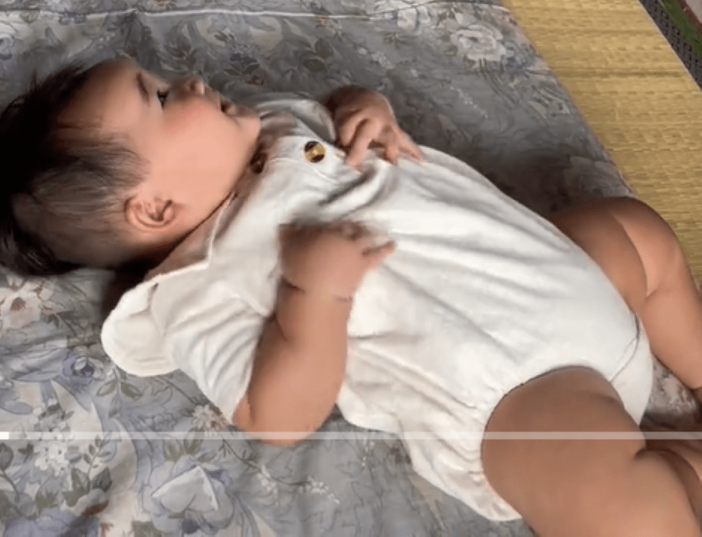 寝返りをしようとする生後6ヶ月の娘。視線の先には…「可愛い攻防戦」「お互い大好きなのが伝わる」「楽しそう」