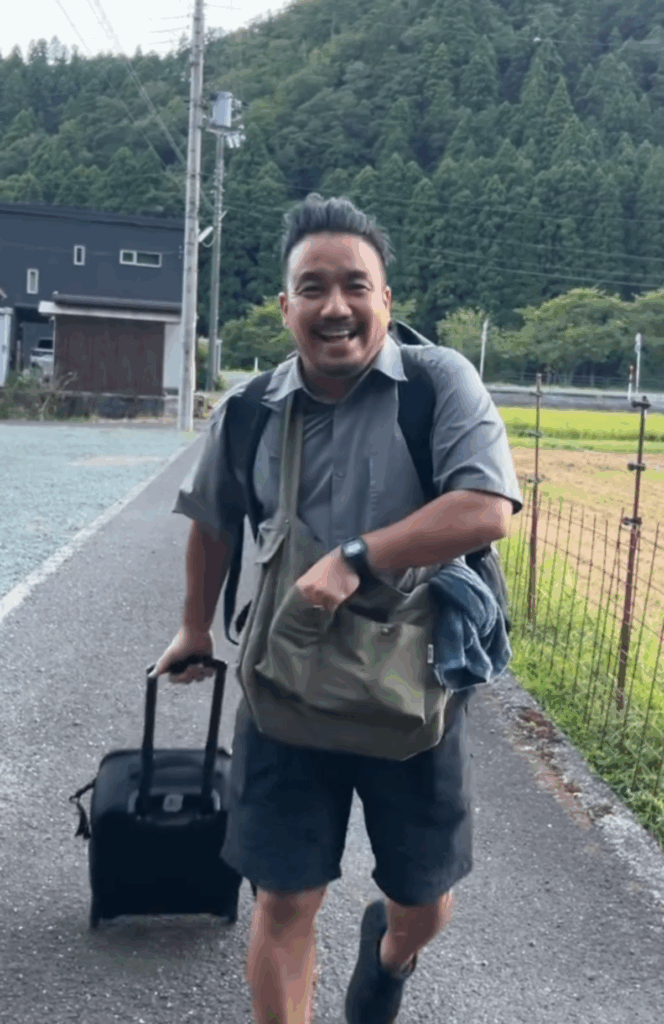 いそいで駆け寄ってくるパパさん（@kirokubitoさんより提供）