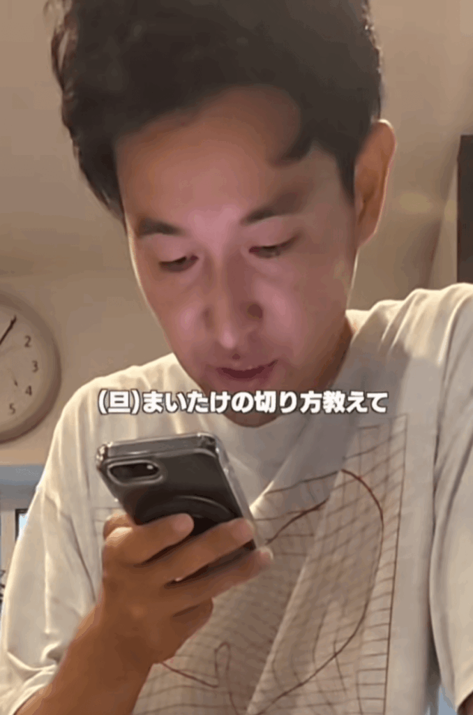 スマホを使いながら（@yoshida.houseさんより提供）