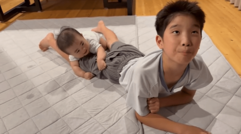 口から効果音を出すお兄ちゃん（＠884rmotさんより提供）