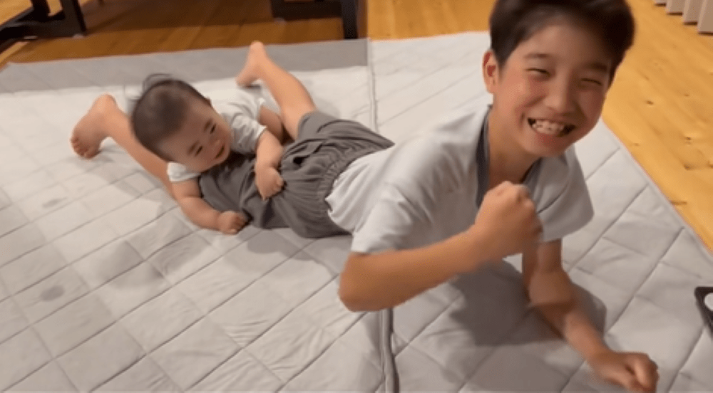 ガッツポーズをするお兄ちゃん（＠884rmotさんより提供）