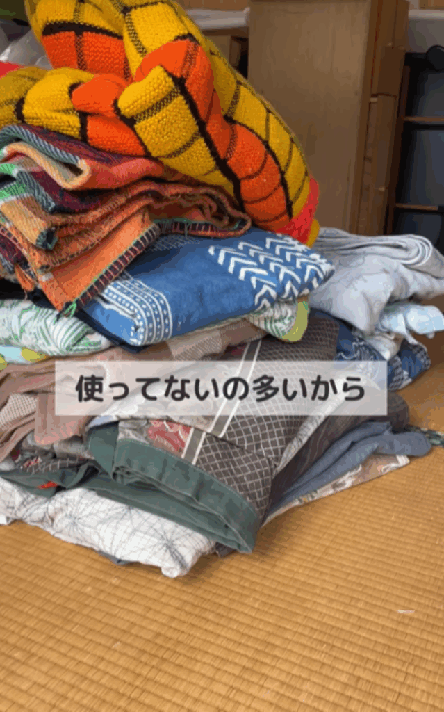 大量の布①（＠wakaba_katadukeさんより提供）