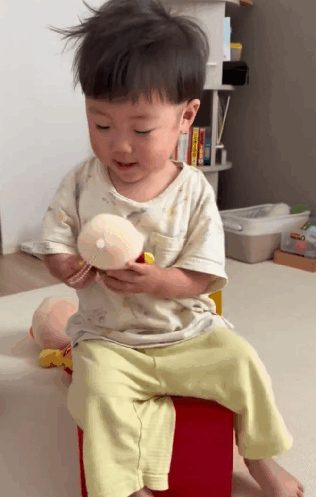 椅子に座る息子さん①（＠m.mhaoさんより提供）