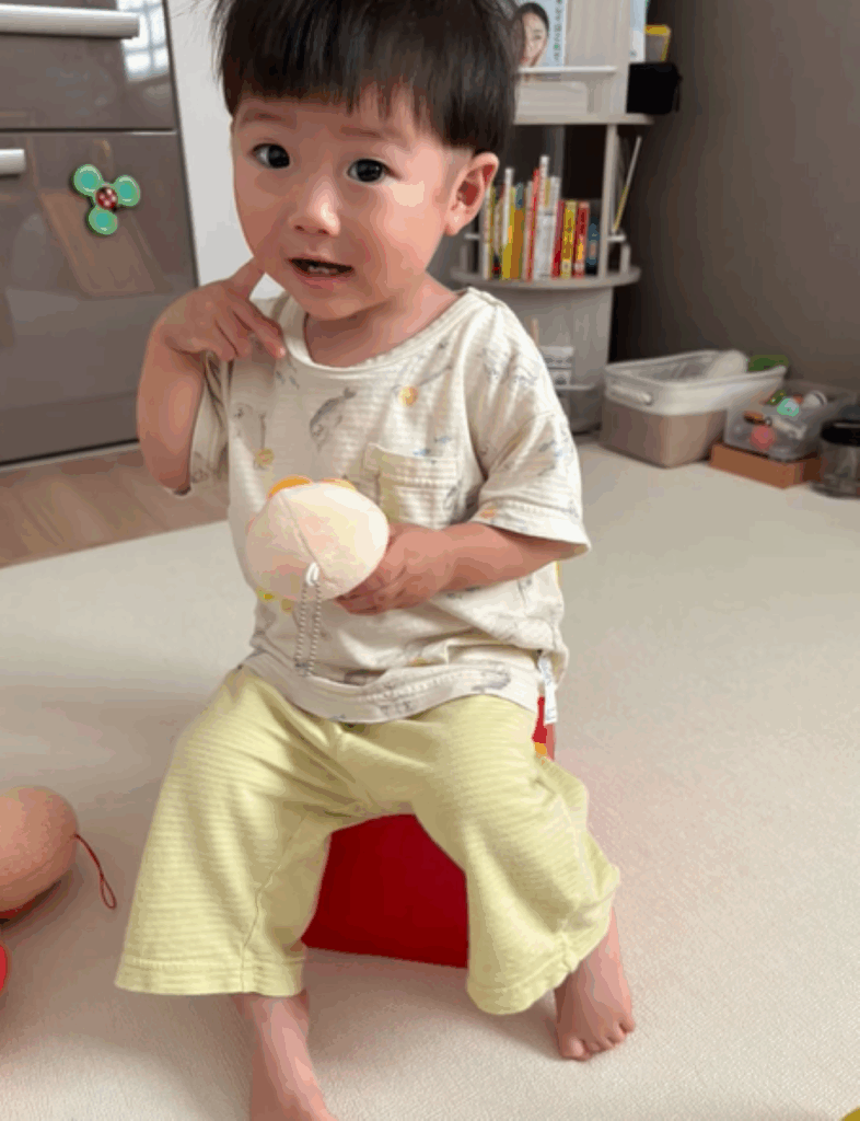 椅子に座る息子さん②（＠m.mhaoさんより提供）