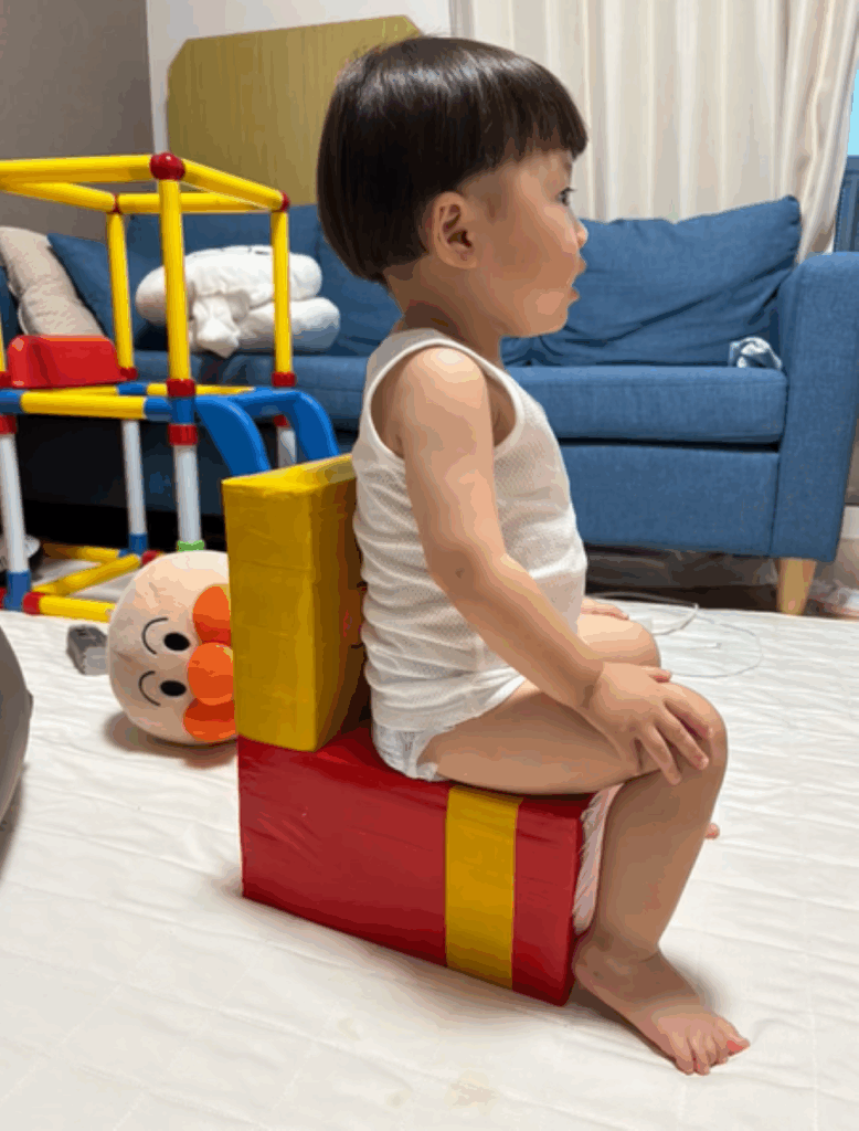 椅子に座る息子さん③（＠m.mhaoさんより提供）