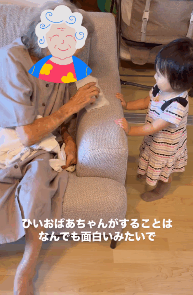 ティッシュで遊ぶ様子（＠yuibebe2024さんより提供）