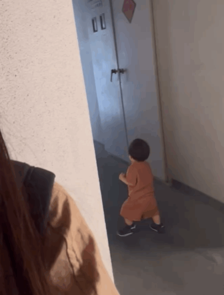 ひとりで探検へ（@ikezako_kaoriさんより提供）