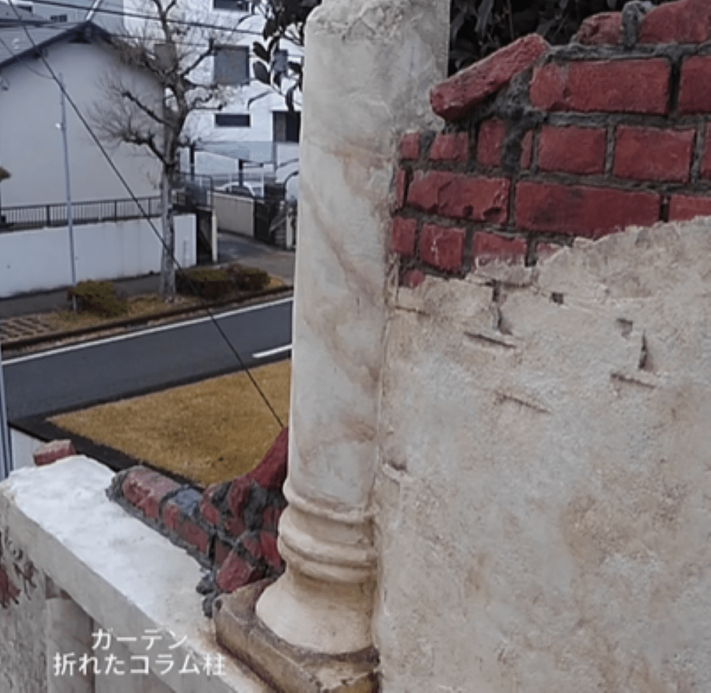 モルタル作品・折れた柱（＠all.riversさんより提供）