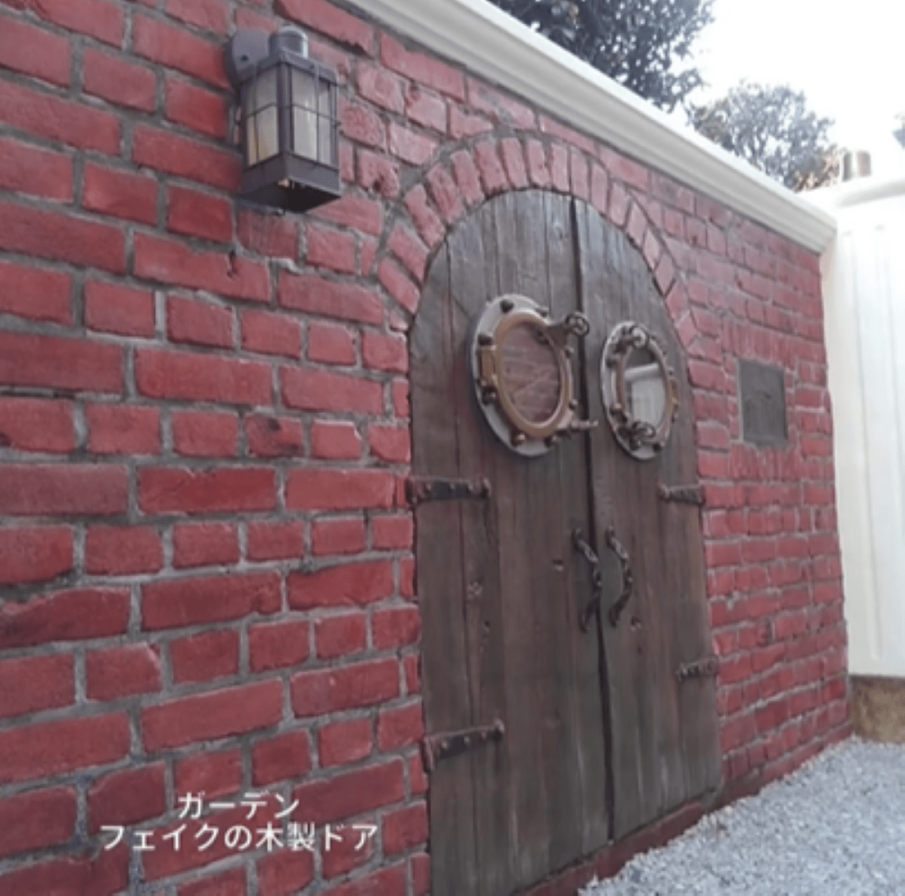 モルタル作品・フェイクの木製ドア（＠all.riversさんより提供）