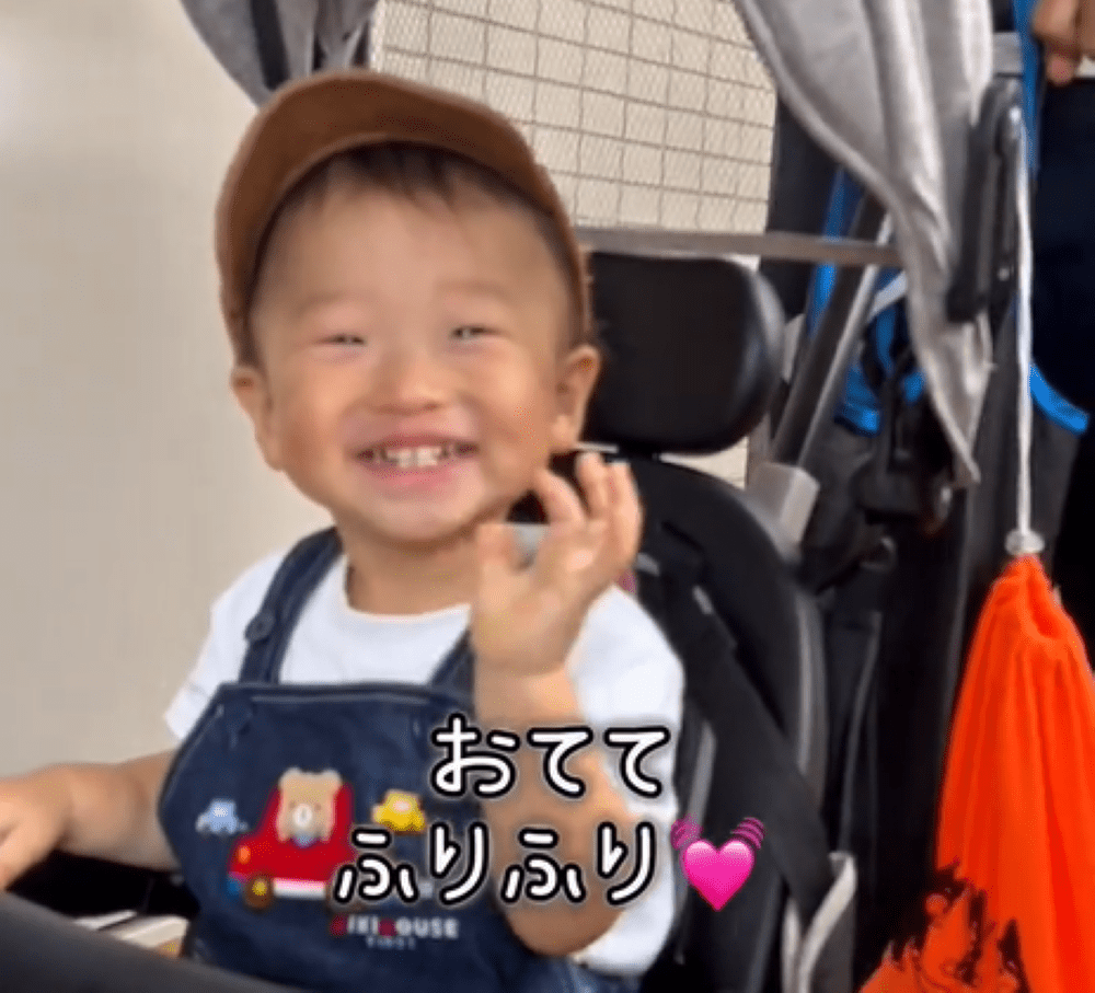 手を振る息子さん（＠yu_hima_daysさんより提供）