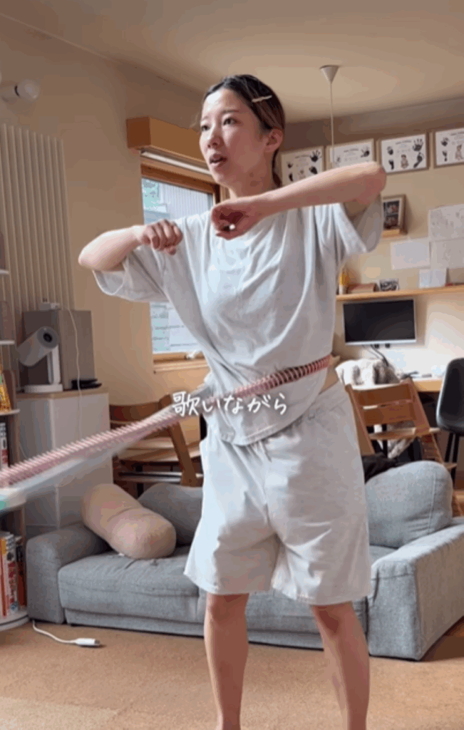 歌いながらフラフープ（＠w_twins_yuiさんより提供）