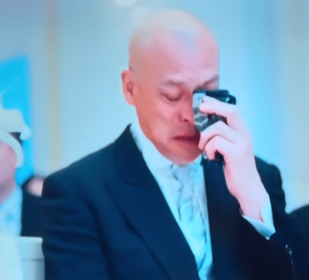 泣くお父さん②（＠igarashifamilyさんより提供）