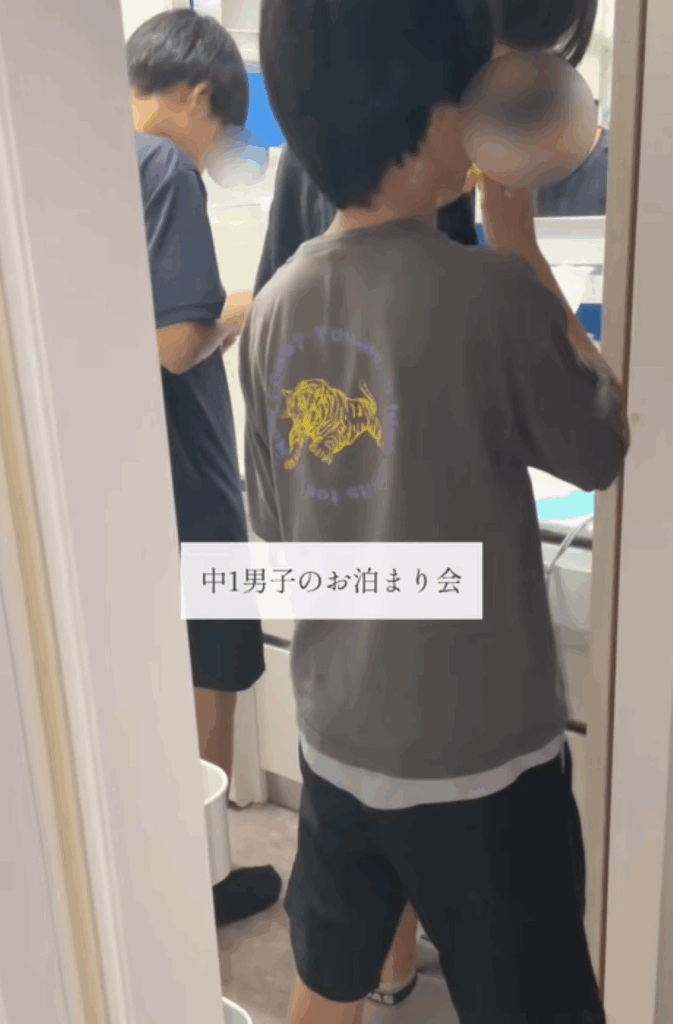 みんなで歯みがき（＠chobiloghomeさんより提供）