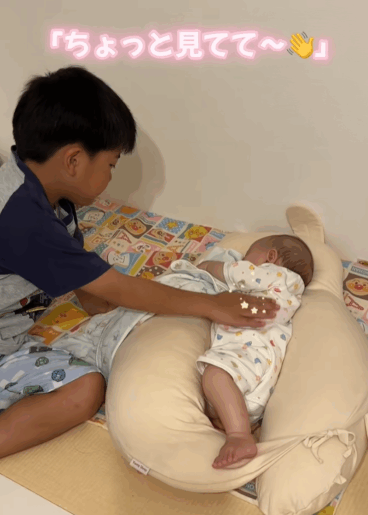 泣き出した妹さんをあやすお兄ちゃん（@eribbon2346さんより提供）