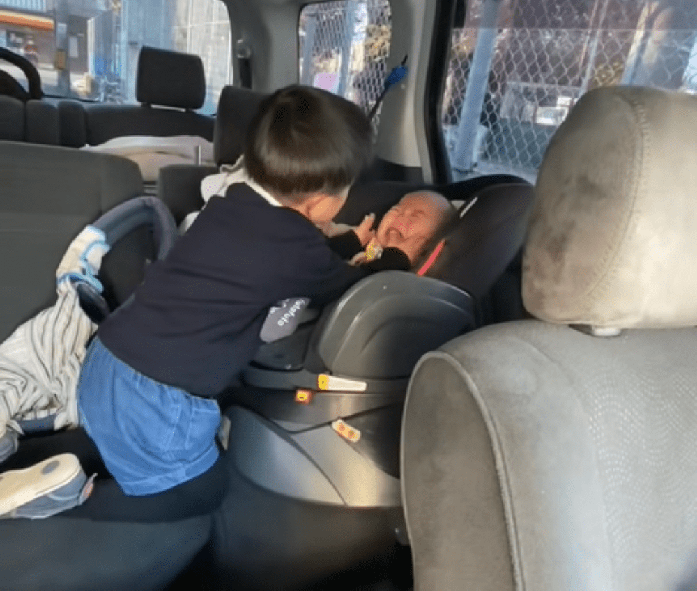 弟くんをあやすお兄ちゃん②（＠yukiii1516さんより提供）