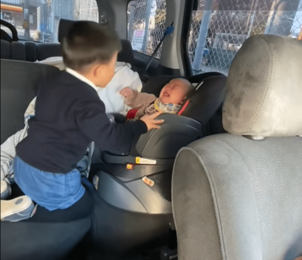 弟くんをあやすお兄ちゃん①（＠yukiii1516さんより提供）