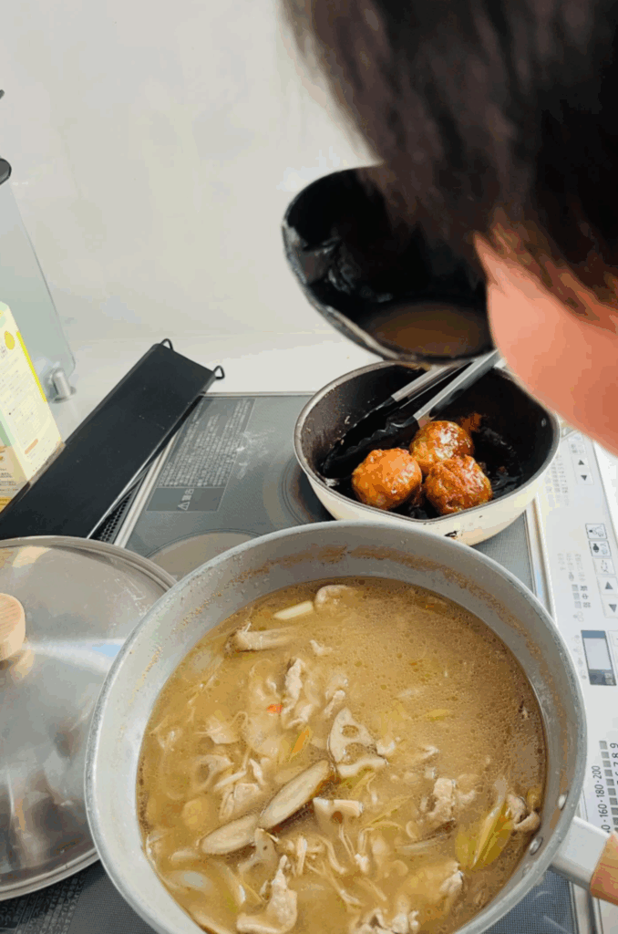 早朝から台所に立つ息子さん（@omisosooさんより提供）