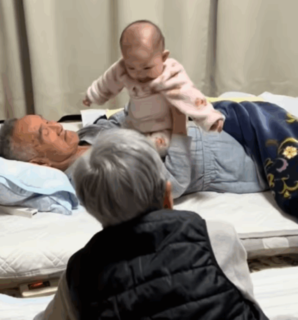 3人で戯れる様子①（＠miimegu2211さんより提供）