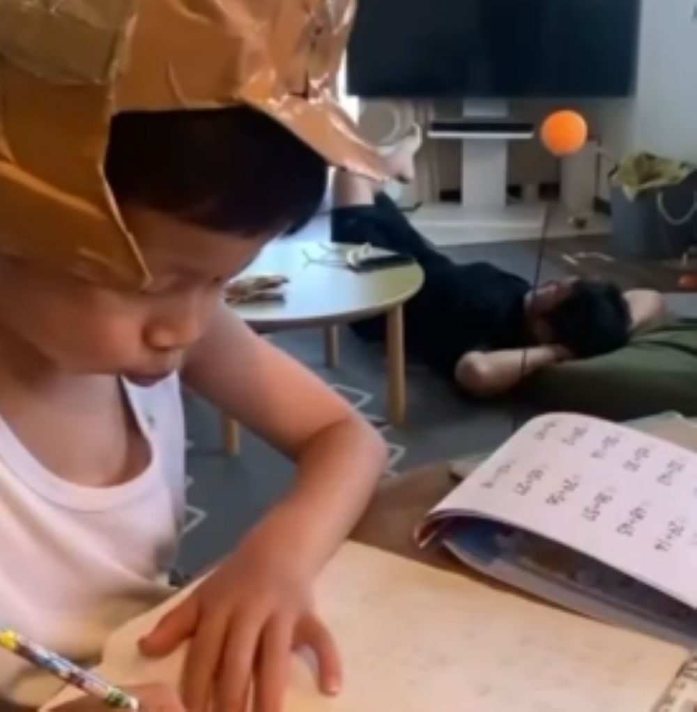 勉強する甥っ子さん（＠iwata_styleさんより提供）