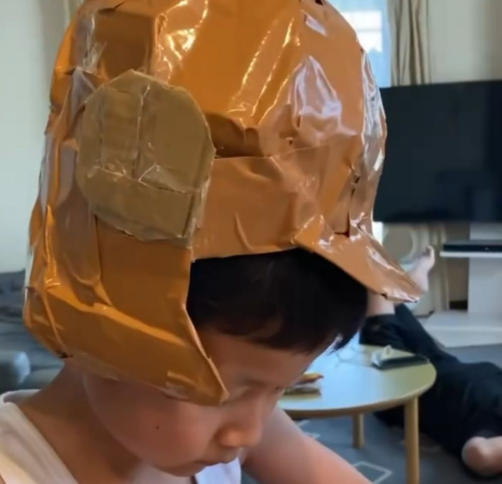 頭にかぶっているのは…（＠iwata_styleさんより提供）