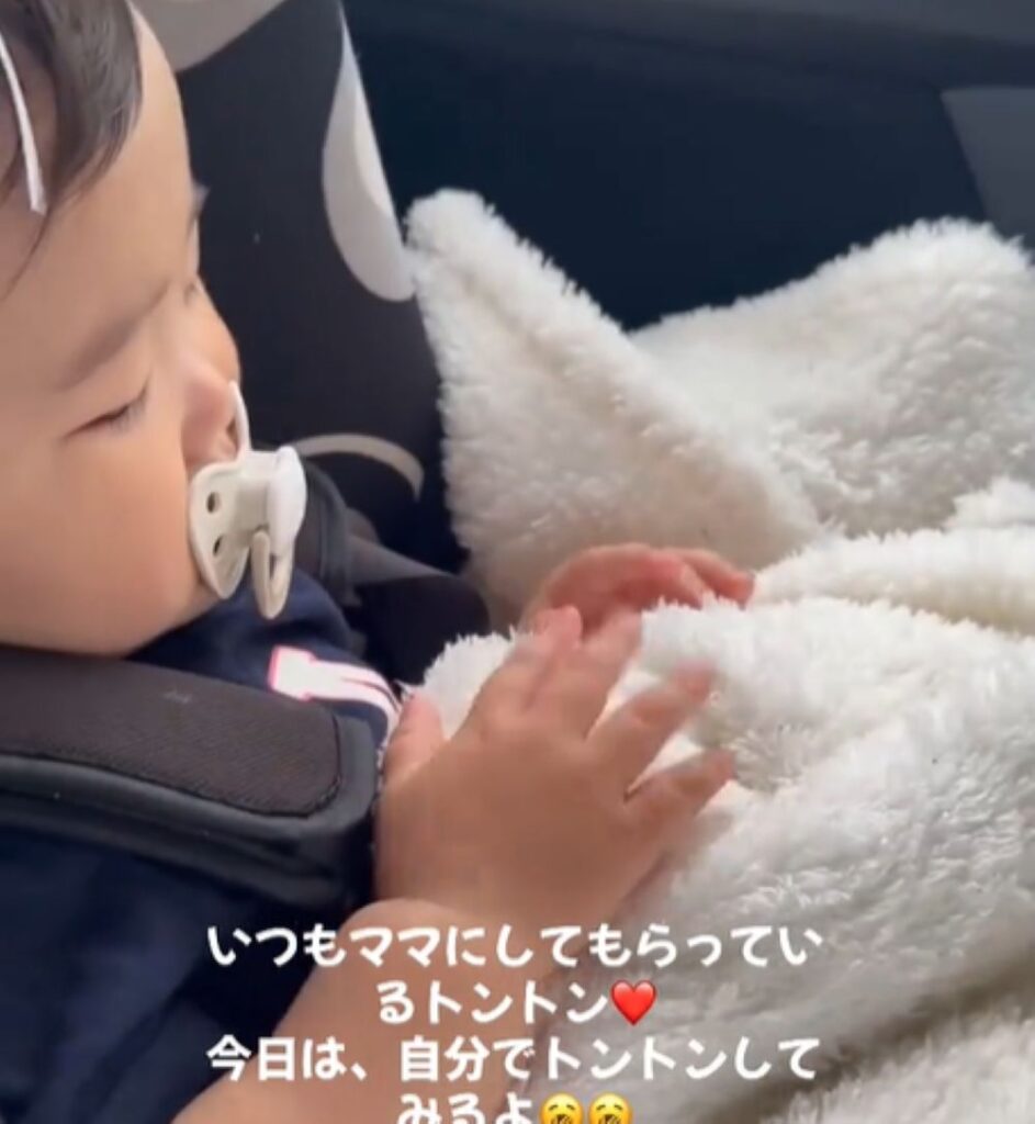 自分でトントンする娘さん（＠mappokoさんより提供）