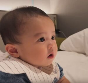 家族旅行で大阪に来た生後7ヶ月の赤ちゃん。“初めて見るママの姿”に思わず…「胸が苦しい…！」「世界一愛おしい」